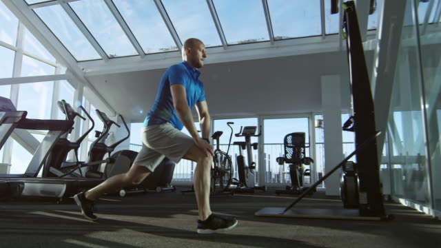 Man-Doing-Lunges