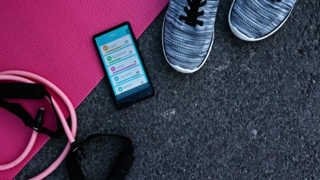 Draufsicht-des-Trainings-Zubehör-und-Smartphone-mit-Fitness-Anwendung