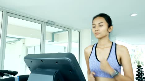 Asiatische-Frau-Übung-im-Fitnessstudio.-Sport-und-Reaktion-Konzept.-4k-Auflösung.