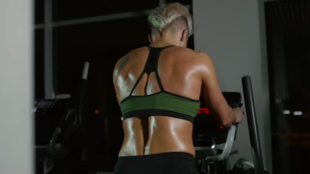 Muskulöse-Frau-auf-Treppe-Stepper-trainieren