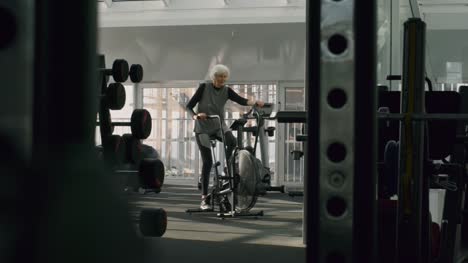 Senior-Woman-Doing-Cardio-Fitnessraum