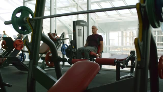 Senior-Man-Training-in-Gym