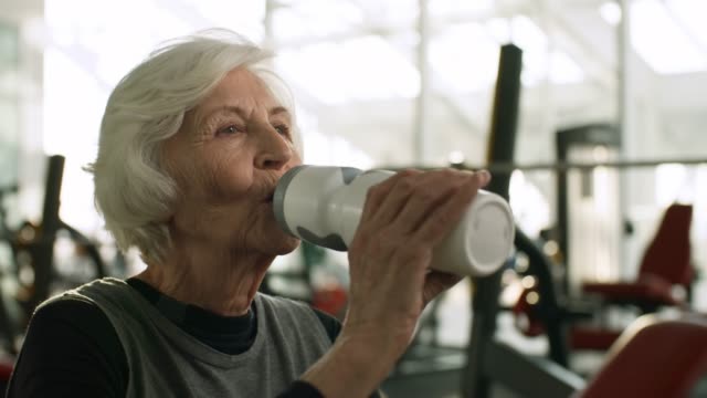 Ältere-Frau-Trinkwasser-nach-Training