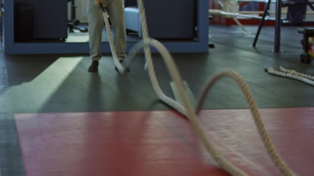Arabische-Mann-kämpfen-Seile-im-Fitness-Studio