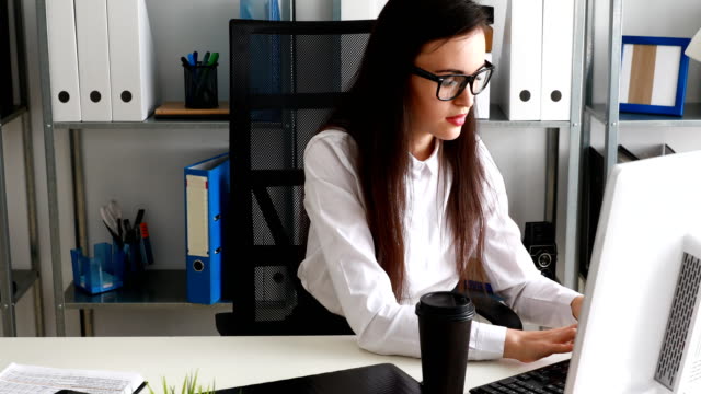 Geschäftsfrau,-Brille-abnehmen,-Tasse-und-lächelnd-in-modernen-Büros.