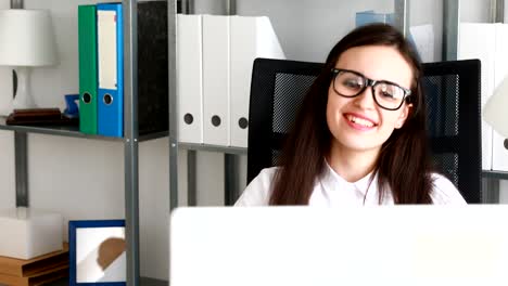 Geschäftsfrau,-Kaffee-trinken-und-lächelnd-vor-dem-Laptop-im-modernen-Büro