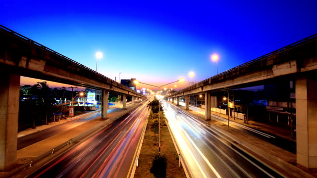Autobahnverkehr-zur-blauen-Stunde