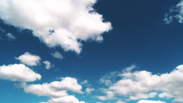 flauschige-Wolken-vor-einem-blauen-Himmelshintergrund