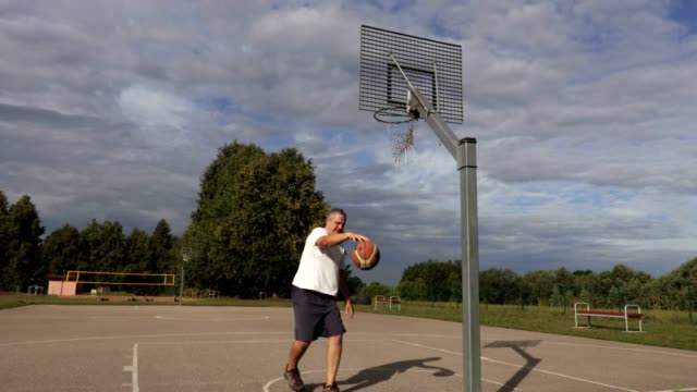 Basketball-Spieler-perfekt-werfen-Ball-im-Korb