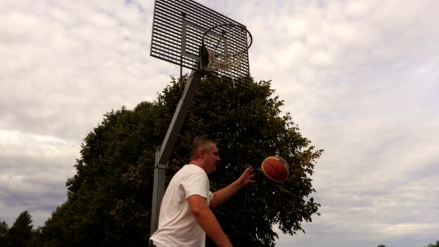 Jugador-de-baloncesto-entrena-tiro-a-la-canasta