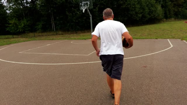 Kamera-folgt-der-Basketball-Spieler,-die-versuchen,-in-Korb-werfen