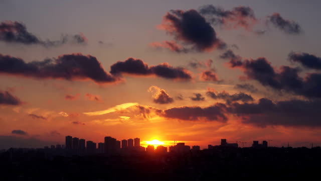 Time-lapse-sunset-on-the-cloudy-sky-over-city
