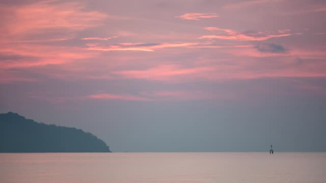 4K-der-Zeitraffer,-schöne-bunte-Farbe-und-Licht-Sonnenaufgang-Himmel-und-Wolken-über-tropischen-Meer