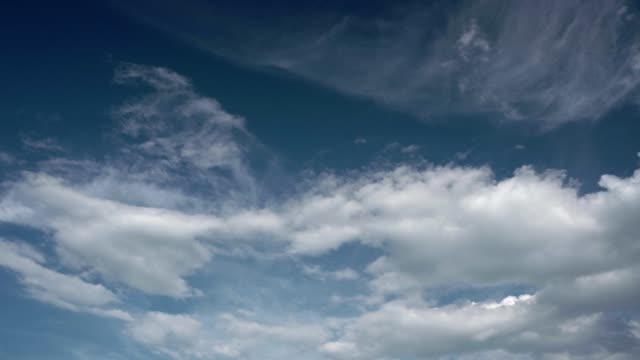 Time-lapse-sky-con-nubes-de-relieve.--Brillo-del-cielo.
