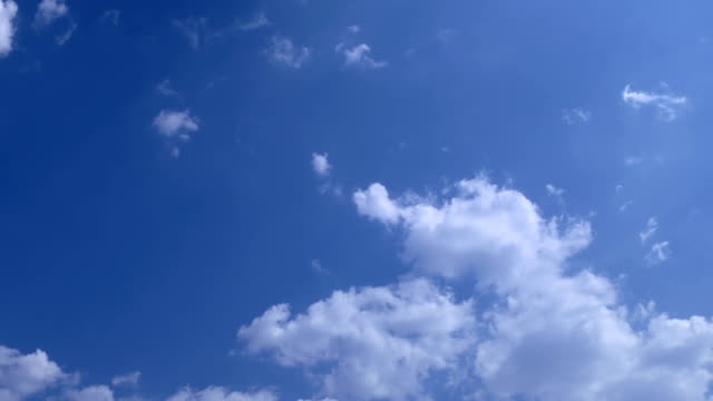 Suaves-suave-celestiales-nubes-en-claro-cielo-en-día-soleado