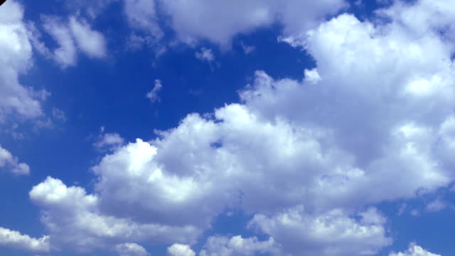 Weiche-glatte-himmlischen-Wolken-am-klaren-Himmel-in-sonnigen-Tag