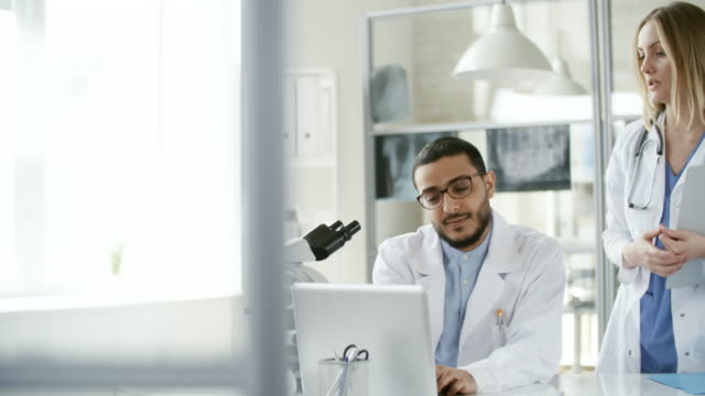 Médicos-usa-ordenador-portátil-en-el-trabajo