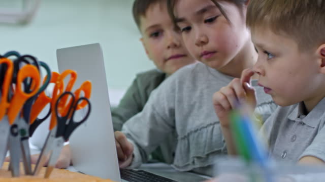 Diversos-niños-utilizando-la-computadora-portátil