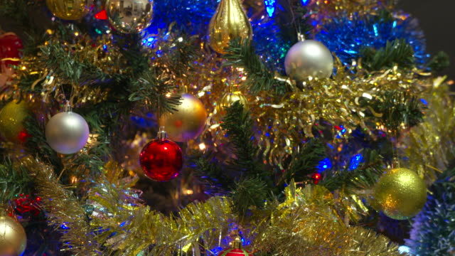 Dolly-tiró-adornos-de-árbol-de-Navidad.-4-K.-UHD