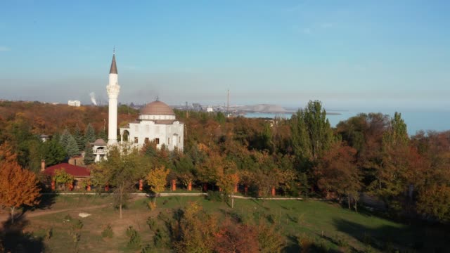 Luftbild-Drohne-Filmmaterial.-Moschee-unter-Herbst-Bäume