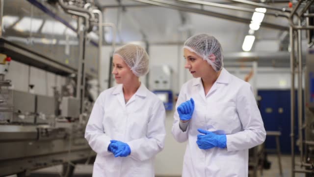 Frauen-Technologen-in-Eis-Fabrik