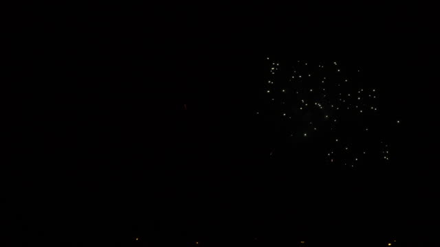 Buntes-Feuerwerk-in-der-Nacht-Urlaub
