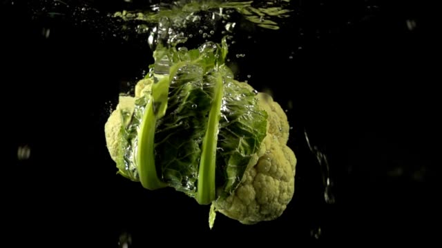 Falling-of-cauliflower-in-water.-Slow-motion.