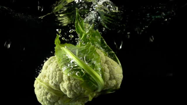 Falling-of-cauliflower-in-water.-Slow-motion.