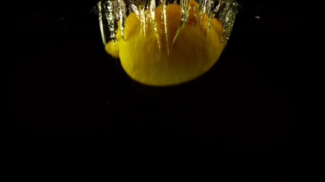 Eine-Zitrone-in-Wasser-fallen.-Slow-Motion.
