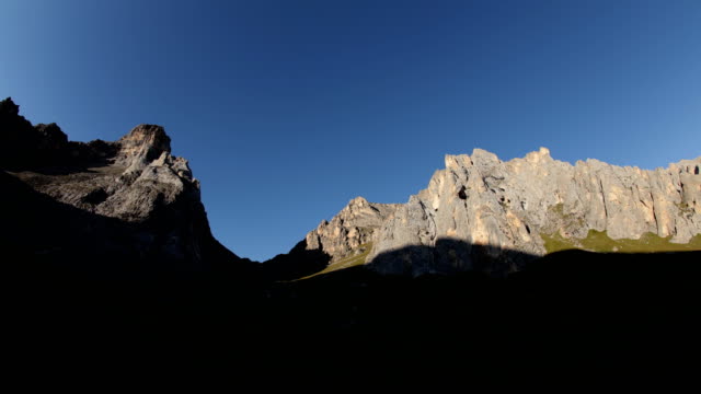 Time-lapse-of-dawn-in-the-mountains.