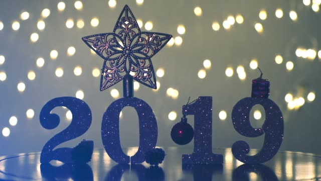 Lens-Flare-Light-Effect-auf-2019-und-Geschenk-Boxen-mit-Weihnachtsbaum-mit-Bokeh-Hintergrund