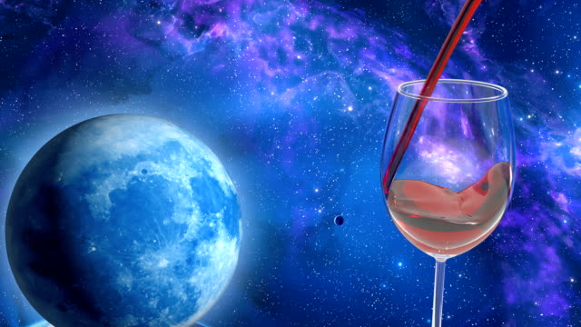 Glas-ist-den-Mond-mit-Rotwein-gefüllt.