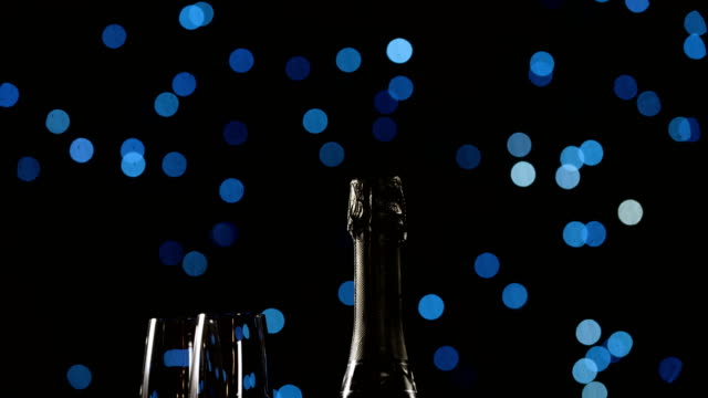 Zwei-Gläser,-Flasche-Champagner-und-rote-Kerzen