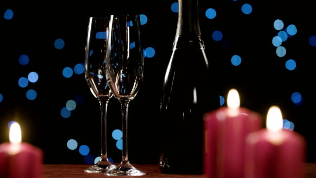 Romantische-Kerzen-auf-einem-Tisch-mit-zwei-Gläsern