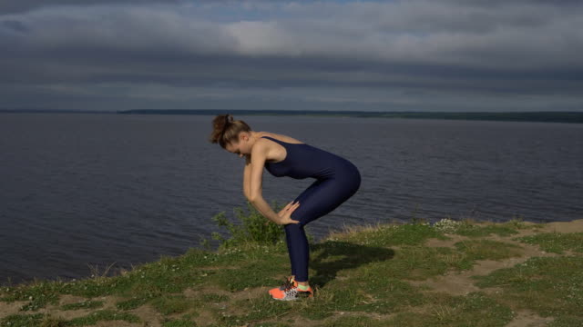 Yoga-Frau-in-Sportkleidung,-Yogi-Praxis-im-freien