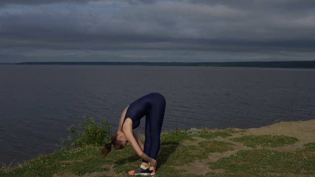 Yoga-woman-in-sportswear,-energy-concentration