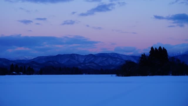 Material-de-archivo-resolución-escena-k-4-Time-lapse-de-dramática-puesta-del-sol-invierno