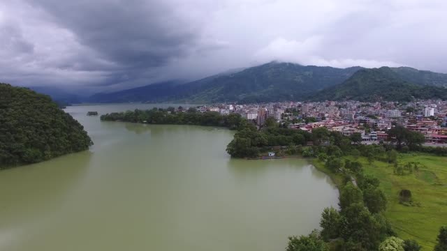Vista-aérea-de-la-ciudad-junto-a-un-río-en-Filipinas.
