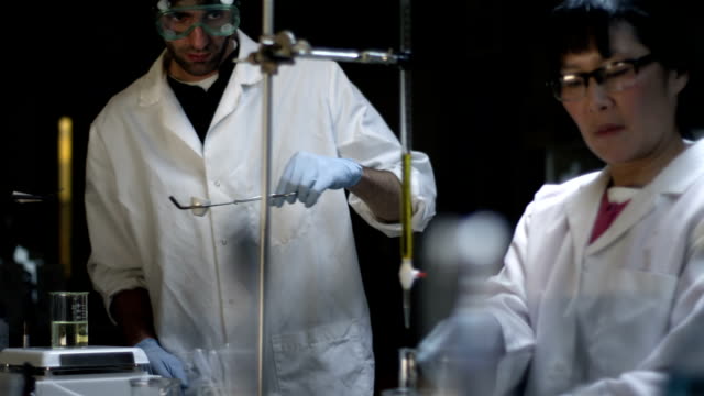 Chemiestudenten-Experimente-im-Labor
