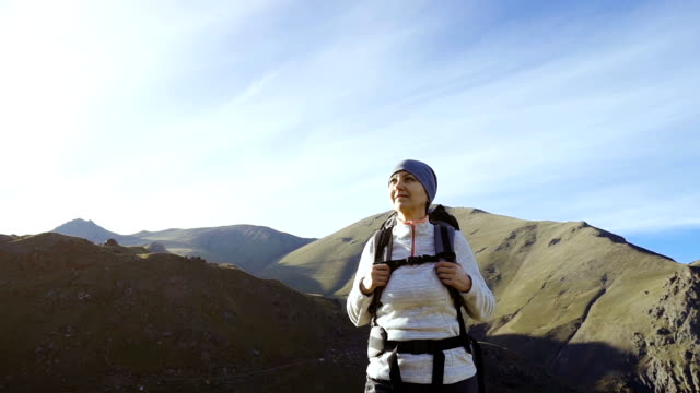 Mujer-de-excursionistas-a-pie-de-las-montañas
