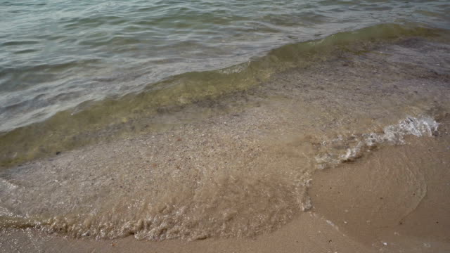 Klares-Wasser-und-weiche-Welle-am-Sandstrand