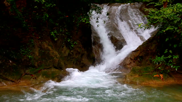 Bella-cascada---cascada-de-Erawan-en-el-Parque-Nacional-de-Erawan-en-Kanchanaburi,-Tailandia.