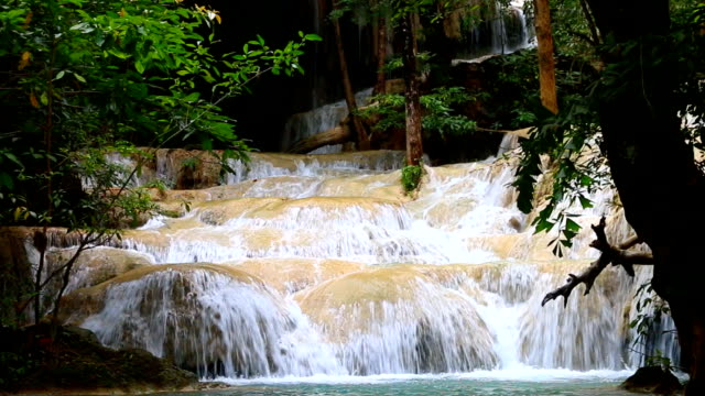 Bella-cascada---cascada-de-Erawan-en-el-Parque-Nacional-de-Erawan-en-Kanchanaburi,-Tailandia.
