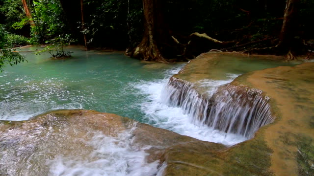 Schöner-Wasserfall---Erawan-Wasserfall-im-Erawan-National-Park-in-Kanchanaburi,-Thailand.