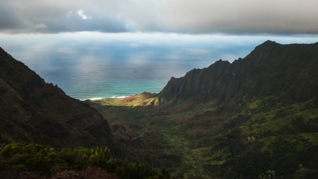Clouds-Moving-Over-Lush-Hawaiian-Canyon