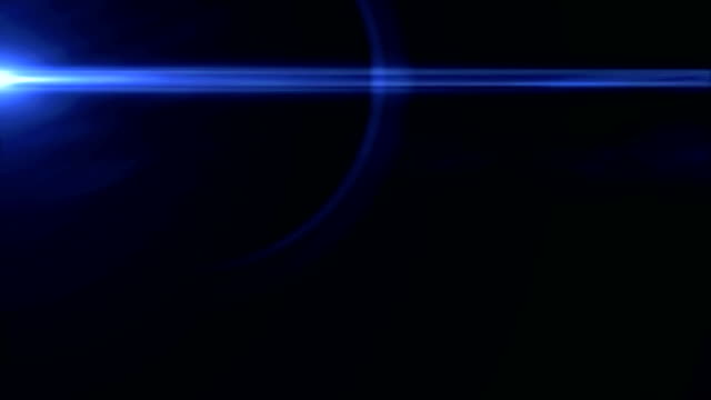 blaue-Farbe-lichtstarke-Objektiv-Flare-Puls-Blitze-Leck-für-Übergänge-auf-schwarzem-Hintergrund,-Filmtiteln