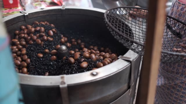 Movimiento-lento-cocinar-castañas-asadas-en-Tailandia