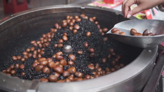 Slow-Motion,-die-geröstete-Kastanien-in-Thailand-Kochen