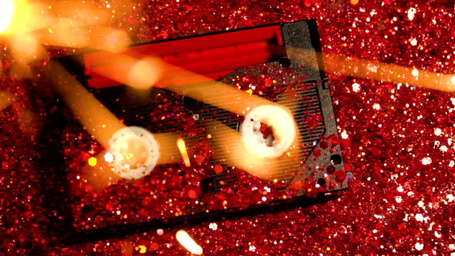 Nahaufnahme-der-Videokassette-auf-rot-Glitter-Hintergrund