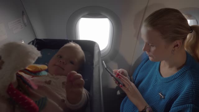 Baby-in-einer-Wiege-in-einem-Flugzeug